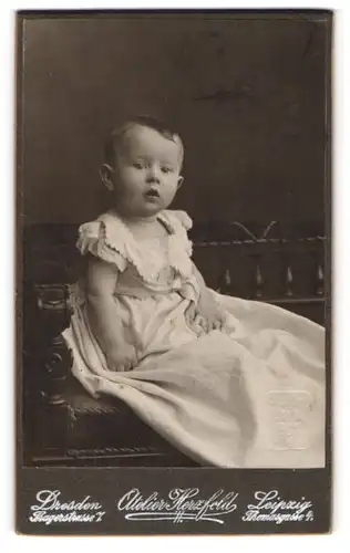Fotografie Martin Herzfeld, Dresden, Pragerstr. 7, Niedliches Baby im weissen Kleid