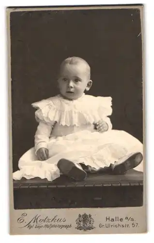 Fotografie E. Motzkus, Halle a. S., Gr. Ulrichstr. 57, Niedliches Baby im weissen Kleid
