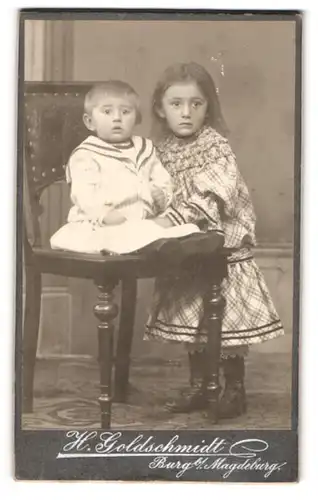 Fotografie H. Goldschmidt, Magdeburg, Schartauer Str. 9, Kleines Mädchen gemeinsam mit einem Baby