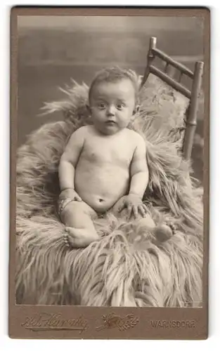 Fotografie Ad. Hannke, Warnsdorf, Niedliches Baby auf einem Stuhl mit Decke