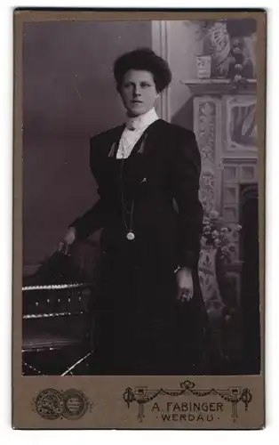 Fotografie A. Fabinger, Werdau i. S., Bürgerliche junge Dame in zeitgenössischer Mode