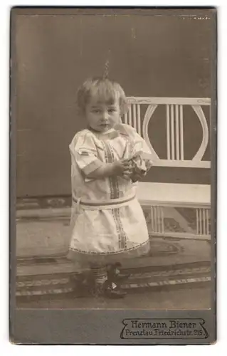 Fotografie Hermann Biener, Prenzlau, Friedrichstr. 215, Kleines Baby mit Spielzeug