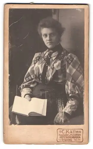 Fotografie C. Kath, Kötzschenbroda, Gradsteig 10, Junge bürgerliche Dame mit einem Buch
