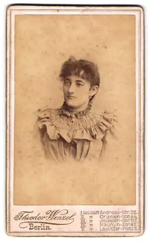 Fotografie Theodor Wenzel, Berlin, Andreas-Str. 28, Bürgerliche Frau mit lockigem Haar