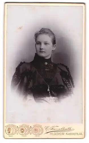 Fotografie C. Kesselhuth, Hildesheim, Kaiserstr. 44, Junge bürgerliche Frau in zeitgenössischer Mode
