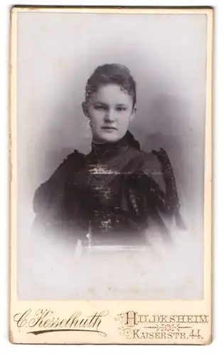 Fotografie C. Kesselhuth, Hildesheim, Kaiserstr. 44, Junge Dame in eleganter zeitgenössischer Mode