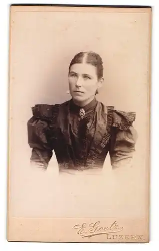 Fotografie E. Goetz, Luzern, Hirschmattstrasse 8, Junge Dame im schwarzen Kleid mit Puffärmeln