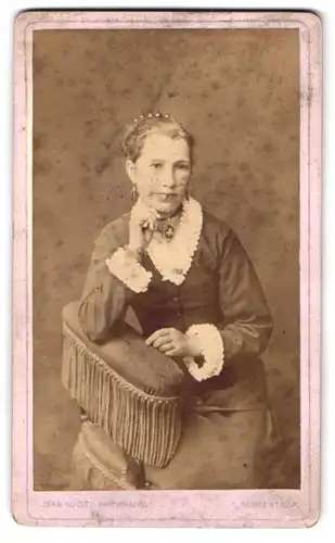 Fotografie Jean Hüsser, Porrentruy, Bürgerliche Dame in der Denkerpose
