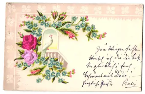 Stoff-Präge-AK Weisse Taube sitzt auf einem Geländer und Rosen aus echtem Stoff