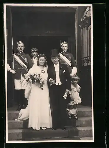 Foto-AK Frischgebackenes Ehepaar mit studentischen Begleitern im Ornat