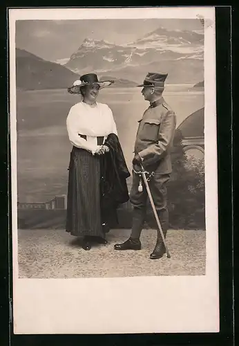 Foto-AK Soldat in Uniform mit Dame in Studiokulisse