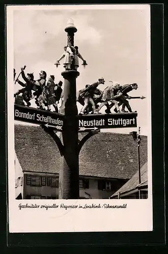 AK Lenzkirch i. Schwarzwald, Geschnitzter origineller Wegweiser