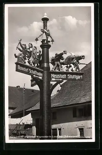 AK Lenzkirch i. Schwarzwald, Geschnitzter origineller Wegweiser, Bonndorf Schaffhausen, Neustadt Stuttgart
