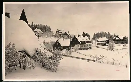 Fotografie Brück & Sohn Meissen, Ansicht Oberbärenburg i. Erzg., Blick in den Ort im verschneiten Winter
