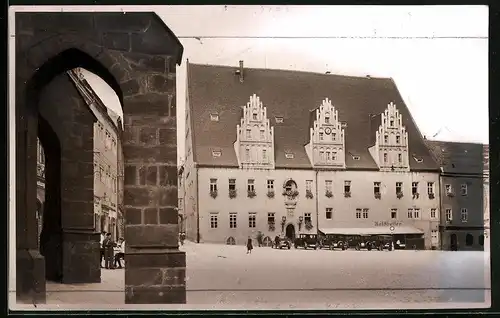 Fotografie Brück & Sohn Meissen, Ansicht Meissen i. Sa., Partie am Rathaus mit Ratskeller udn parkenden Autos