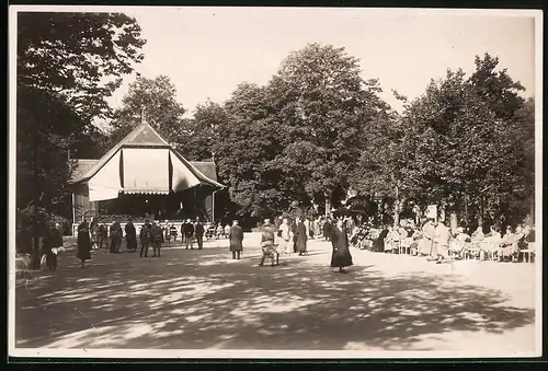 Fotografie Brück & Sohn Meissen, Ansicht Bad Elster, Kurgäste auf dem Badeplatz lauschen dem Konzert