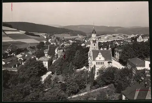 Fotografie Brück & Sohn Meissen, Ansicht Eibenstock, Blick über die Stadt mit Rathaus und Gasometer