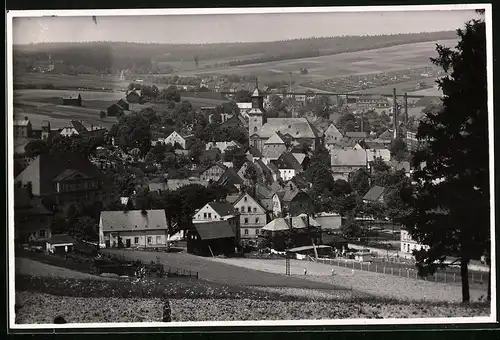 Fotografie Brück & Sohn Meissen, Ansicht Grünhain i. Erzg., Blick auf den Ort mit Kirche