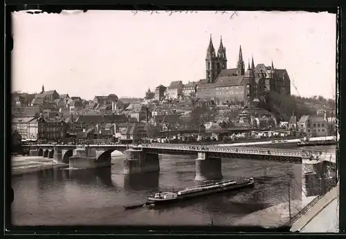 Fotografie Brück & Sohn Meissen, Ansicht Meissen i. Sa., Lastkahn an der Elbbrücke mit Stadtansicht, Albrechtsburg