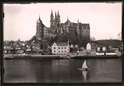 Fotografie Brück & Sohn Meissen, Ansicht Meissen i. Sa., Segelboot und Frachtkahn vor der Stadt mit Dom und Albrechtsburg