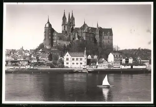 Fotografie Brück & Sohn Meissen, Ansicht Meissen i. Sa., Segelboot und Frachtkahn mit Blick auf die Stadt