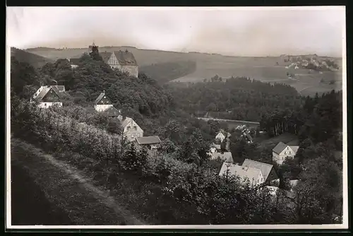 Fotografie Brück & Sohn Meissen, Ansicht Scharfenstein i. Erzg., Teilansicht des Ortes mit Burg Scharfenstein
