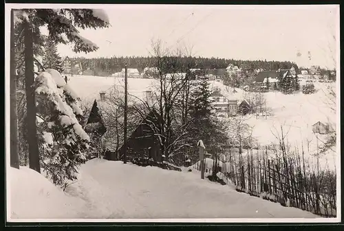 Fotografie Brück & Sohn Meissen, Ansicht Oberbärenburg i.Erzg., Blick auf den Ort im Winter