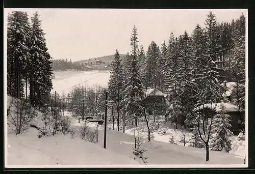 Fotografie Brück & Sohn Meissen, Ansicht Bärenfels i.Erzg., Blick in den winterlich verschneiten Ort mit Hotel