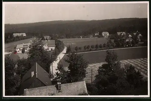 Fotografie Brück & Sohn Meissen, Ansicht Oberbärenburg i. Erzg., Blick in den Ort mit Wohnhäusern