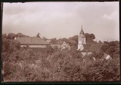 Fotografie Brück & Sohn Meissen, Ansicht Heynitz, Blick vom Wald über die Dächer des Ortes mit Kirche