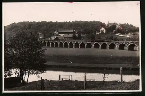 Fotografie Brück & Sohn Meissen, Ansicht Lichtenwalde i. Zschopautal, Eisenbahnviadukt mit Blick zum Ort