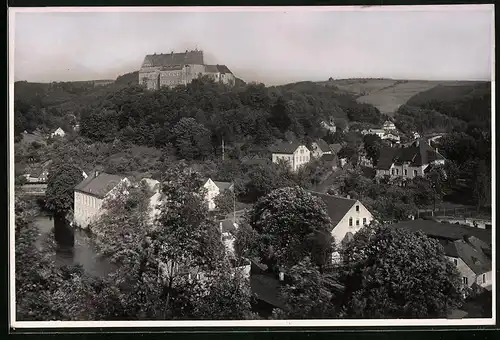 Fotografie Brück & Sohn Meissen, Ansicht Scharfenstein i.Erzg., Blick auf den Ort und zum Schloss Scharfenstein