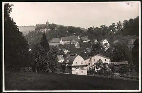 Fotografie Brück & Sohn Meissen, Ansicht Scharfenstein i. Erzg., Partie im Ort mit Rathaus und Blick zum Schloss