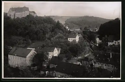 Fotografie Brück & Sohn Meissen, Ansicht Scharfenstein i. Erzg., Blick in den Ort mit Strassenpartie und zum Schloss