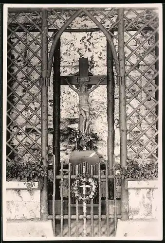 Fotografie Brück & Sohn Meissen, Ansicht Bad Elster, Inneres der Kreuzkapelle mit Christuskreuz