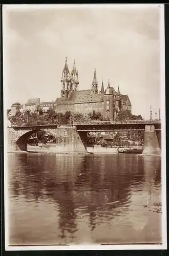 Fotografie Brück & Sohn Meissen, Ansicht Meissen i. Sa., Blick durch die Elbbrücke mit Frachtkahn Ovec auf Albrechtsburg