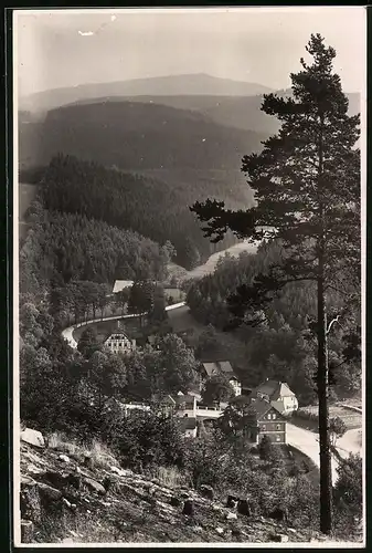 Fotografie Brück & Sohn Meissen, Ansicht Blauenthal, Blick auf den Ort und den Auersberg