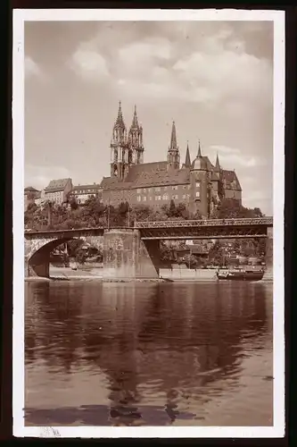 Fotografie Brück & Sohn Meissen, Ansicht Meissen i. Sa., Blick auf die Elbbrücke mit Frachtkahn Ovec, Albrechtsburg, Dom