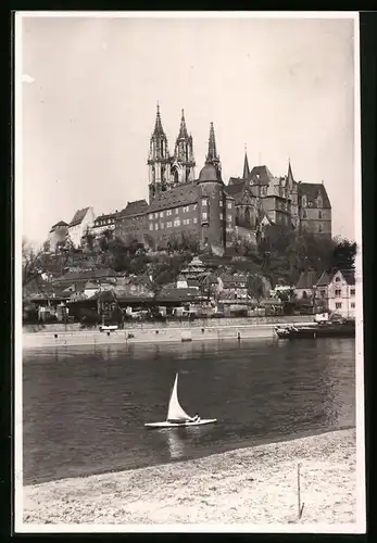 Fotografie Brück & Sohn Meissen, Ansicht Meissen i. Sa., Segelboot auf der Elbe vor der Stadt mit Albrechtsburg und Dom