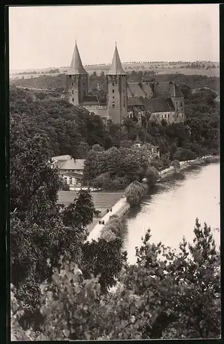 Fotografie Brück & Sohn Meissen, Ansicht Rochlitz, Partie an der Mulde mit Blick auf das Schloss Rochlitz