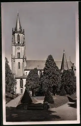 Fotografie Brück & Sohn Meissen, Ansicht Staucha, Kirche mit Vorplatz