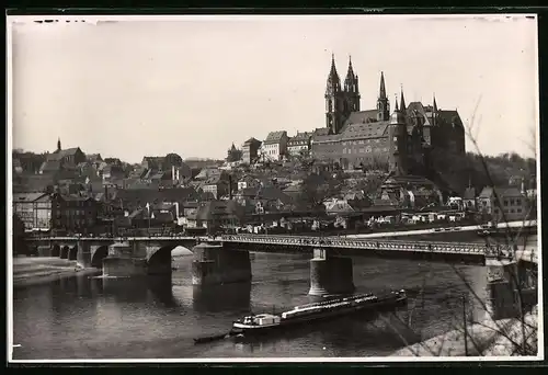 Fotografie Brück & Sohn Meissen, Ansicht Meissen, Lastkahn vor der Elbbrücke und Hafen