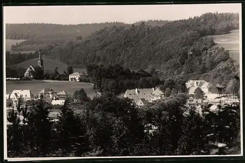 Fotografie Brück & Sohn Meissen, Ansicht Berggiesshübel, Ortsrand mit Kirche