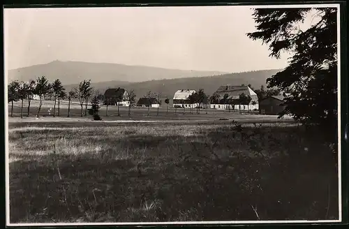 Fotografie Brück & Sohn Meissen, Ansicht Carlsfeld i. Erzg., Blick nach dem Gasthof Weitersglashütte