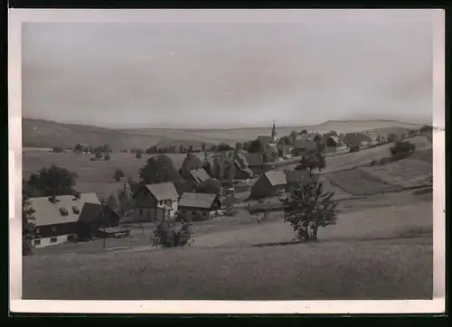 Fotografie Brück & Sohn Meissen, Ansicht Schellerhau i. Erzg., Blick auf den Ort mit Kirche