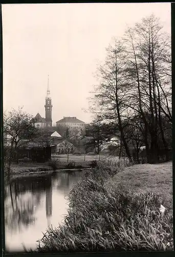 Fotografie Brück & Sohn Meissen, Ansicht Radeberg, Blick über die Röder nach der Stadt mit Stadtkirche