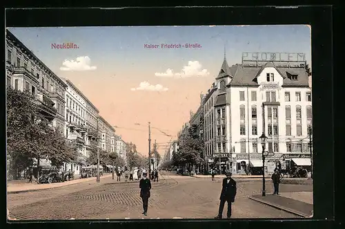 AK Berlin-Neukölln, Kaiser Friedrich-Strasse mit Geschäften und Apotheke