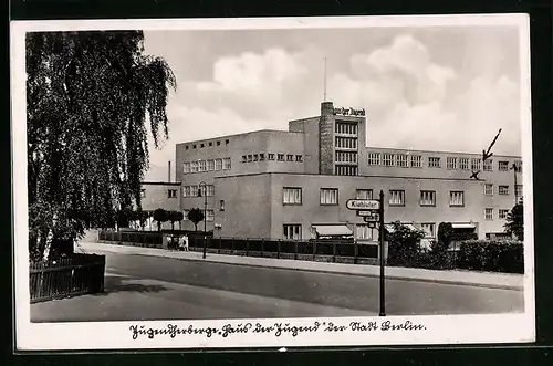 AK Berlin-Neukölln, Jugendherberge Haus der Jugend in der Teupitzer Strasse 39-43, mit Strassenschild Kiehlufer