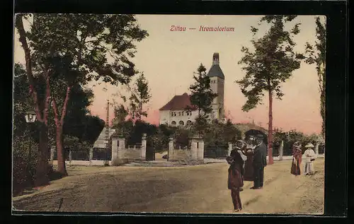 AK Zittau, Strassenpartie mit Krematorium und Passanten