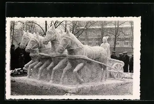 AK Gespann mit vier Pferden und Publikum, Schneeplastik